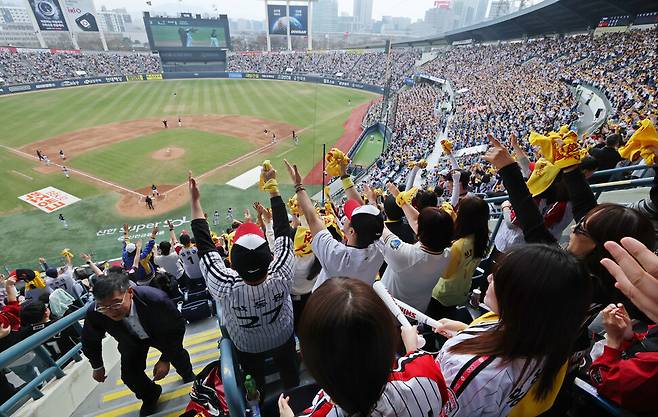 29일 서울 송파구 잠실야구장에서 열린 2026 KBO리그 케이티(KT) 위즈와 엘지(LG) 트윈스의 경기에서 관중들이 응원전을 펼치고 있다. 연합뉴스
