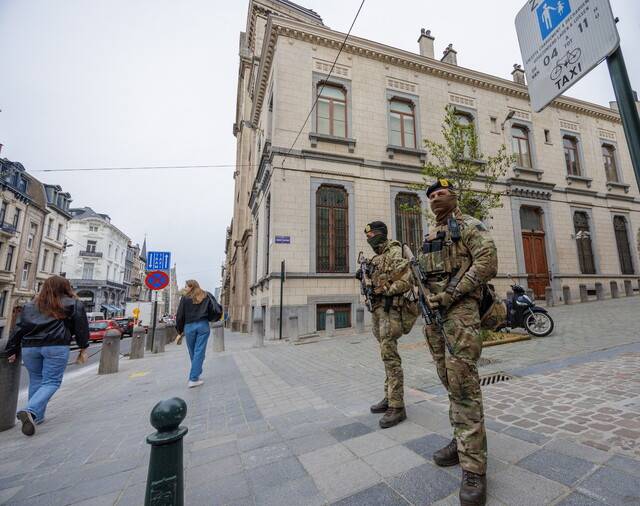 24일 벨기에 수도 브뤼셀의 유대계 종교시설 앞에서 총을 든 무장 병력이 서 있다. EPA 연합뉴스
