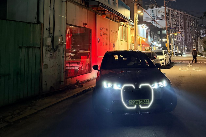 20일 서울의 한 골목길에서 BMW 뉴 iX x드라이브60의 주차 보조 기능 '파킹 어시스턴트 프로페셔널'을 이용해 주차하고 있다. 부분 변경을 거친 이 차에는 '키드니 그릴' 테두리를 따라 빛을 내는 '아이코닉 글로'가 추가됐다. 김경준 기자