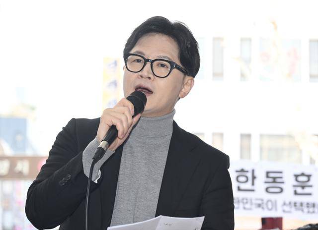 한동훈 전 국민의힘 대표가 22일 서울 동대문구 경동시장을 방문해 발언하고 있다. 연합뉴스