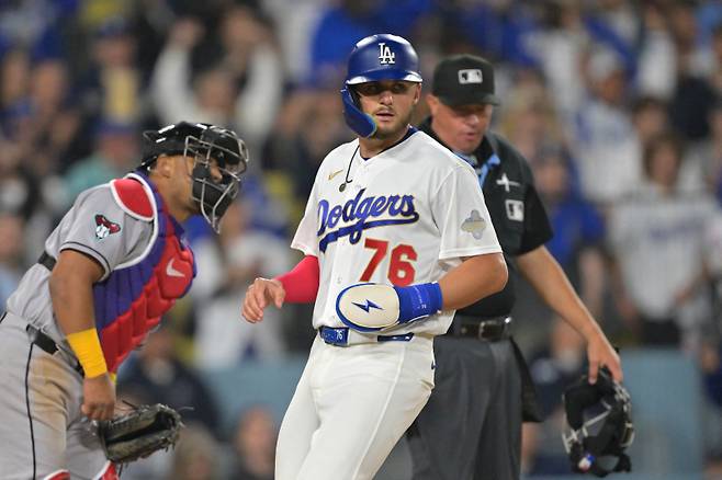 <yonhap photo-4529=""> Mar 27, 2026; Los Angeles, California, USA; Los Angeles Dodgers shortstop Alex Freeland (76) reacts after scoring on an RBI single by right fielder Kyle Tucker (not pictured) in the eighth inning against the Arizona Diamondbacks at Dodger Stadium. Mandatory Credit: Jayne Kamin-Oncea-Imagn Images/2026-03-28 14:04:26/ <저작권자 ⓒ 1980~2026 ㈜연합뉴스. 무단 전재 재배포 금지, AI 학습 및 활용 금지></yonhap>