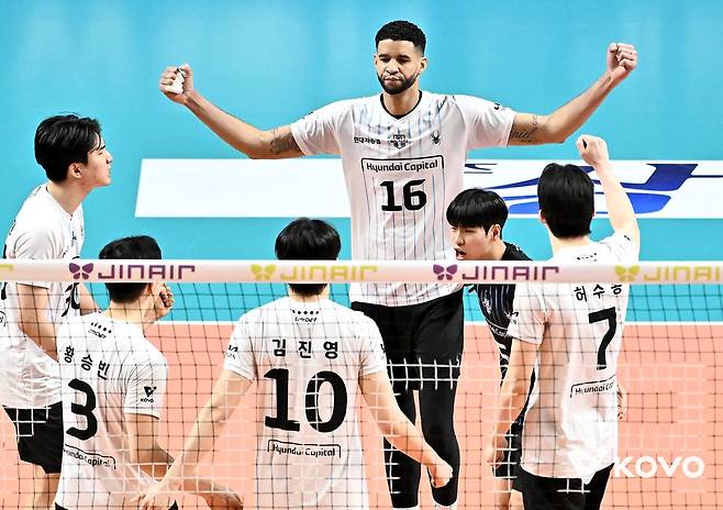 현대캐피탈 선수들이 29일 서울 장충체육관에서 열린 남자부 PO 2차전에서 공격 성공 후 함께 기뻐하고 있다. 사진 KOVO