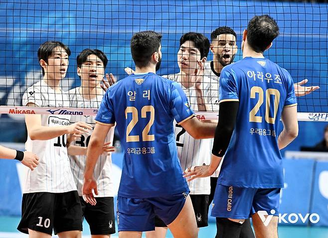 29일 서울 장충체육관에서 열린 남자부 PO 2차전에서 양 팀 선수들이 경기 도중 감정이 격해지면서 충돌할 뻔했다. 사진 KOVO