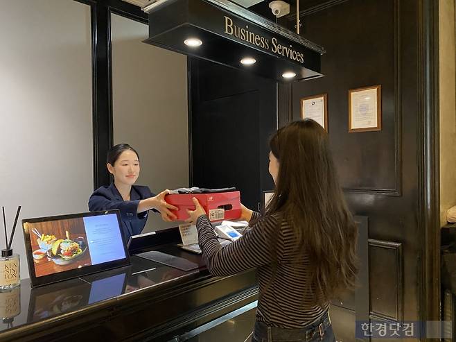 켄싱턴호텔 여의도 로비에서 러닝용품 대여 서비스를 이용 중인 모습.
