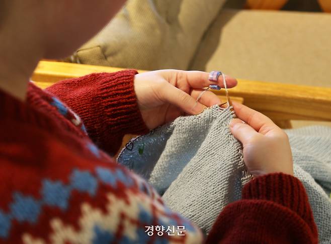 노효진씨가 뜨개 카페에서 친구와 같이 뜨개질을 하고 있다. 이윤정 기자