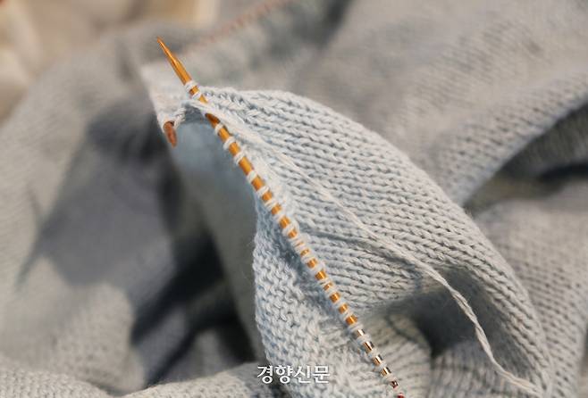 노효진씨가 뜨고 있는 니트. 이윤정 기자