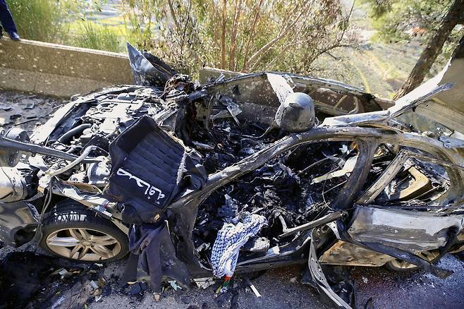 28일(현지시간) 레바논 남부 제진에서 알마나르 기자 알리 슈아이브와 알마야딘 기자 파티마 프투니, 모하마드 프투니를 태웠던 차량이 이스라엘의 공격으로 파괴돼있다. EPA연합뉴스