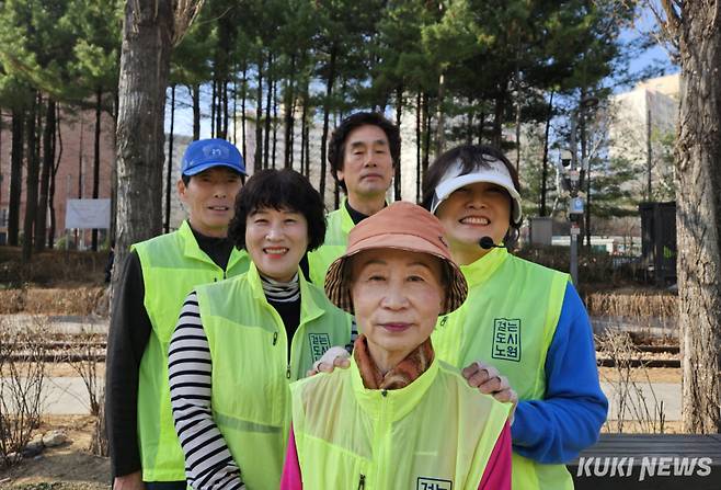 지난 25일 오전 서울 노원구 경춘선숲길에서 ‘어르신 건강 지도자’들이 기념 촬영을 하고 있다. 어르신 건강 지도자는 노인 일자리 사업을 통해 선발돼 참여자들의 건강 관리를 지원하는 역할을 맡는다. 서지영 기자