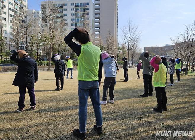 지난 25일 오전 서울 노원구 경춘선숲길에서 어르신들이 건강 지도자들과 함께 마무리 운동을 하고 있다. 서지영 기자