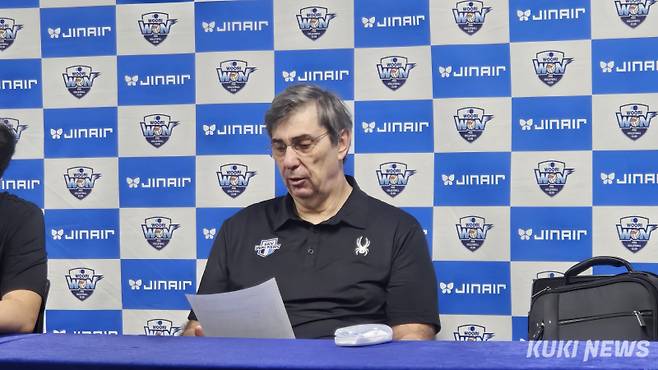 필립 블랑 현대캐피탈 감독이 29일 오후 7시 서울 장충체육관에서 열린 우리카드와 ‘진에어 2025~2026 V-리그’ 남자부 플레이오프 2차전 홈경기가 끝난 뒤 기자회견에 참석하고 있다. 송한석 기자