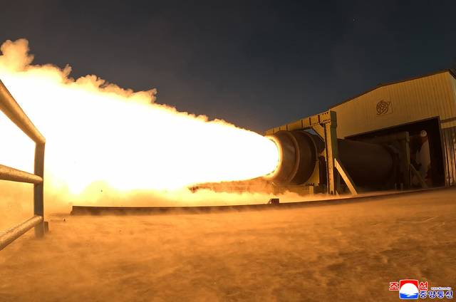 김정은 북한 국무위원장이 탄소섬유 복합재료를 이용한 대출력 고체 발동기(엔진) 지상분출시험을 참관했다고 조선중앙통신이 29일 보도했다. 연합뉴스