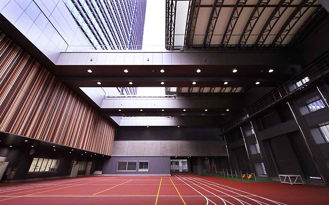 도쿄역 앞 고층 복합빌딩 내 있는 조토 초등학교의 ‘운동장’ 모습. 날씨 등에 따라 열고 닫을 수 있는 지붕이 설치돼 있다. <미쓰이 부동산 제공>