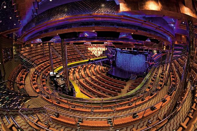 크루즈 내부 공연장.