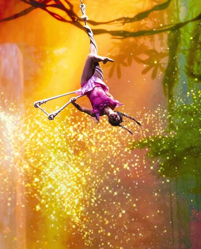 주인공 이엘 역 연기자가 트래페즈 기예를 선보이고 있다. 에버랜드