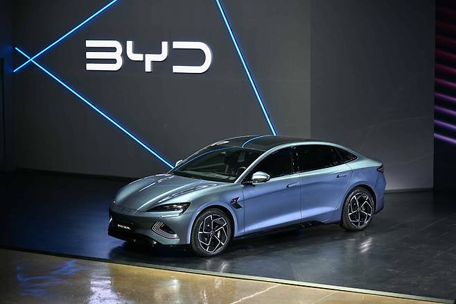 비야디(BYD)를 비롯한 중국 자동차 기업들의 지난해 전 세계 신차 판매량이 1위를 달성했다. 이는 25년 만에 처음으로 일본 기업을 추월한 기록이다. 사진은 BYD의 중형 전기 세단 ‘씰’. (매경DB)