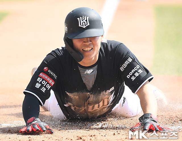 28일 서울 잠실야구장에서 ‘2026 프로야구’ KT 위즈와 LG 트윈스의 경기가 열렸다. KT는 사우어, LG는 치리노스가 선발로 나섰다. 1회초 2사 1,2루에서 KT 허경민 적시타 때 류현인이 득점하고 있다. 사진(잠실 서울)=천정환 기자