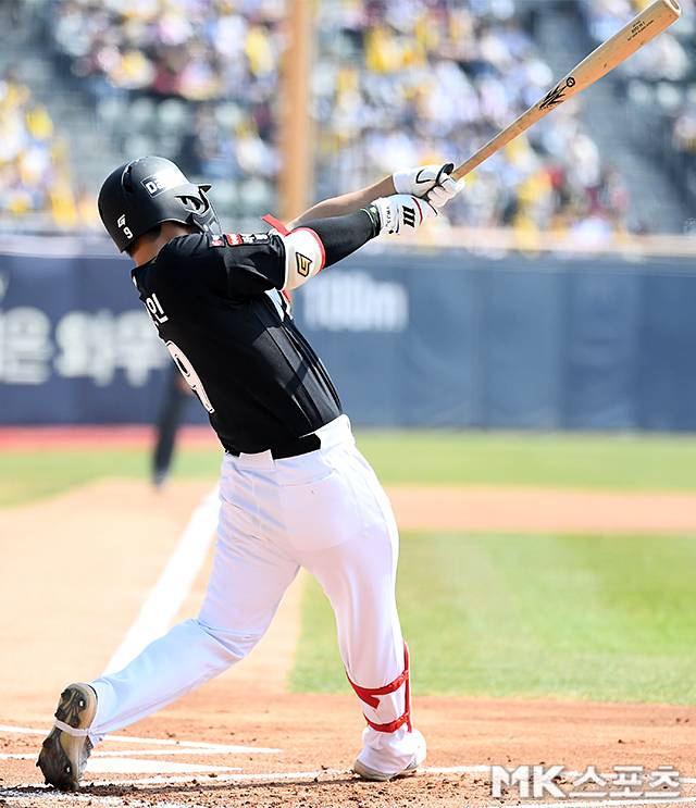 28일 서울 잠실야구장에서 ‘2026 프로야구’ KT 위즈와 LG 트윈스의 경기가 열렸다. KT는 사우어, LG는 치리노스가 선발로 나섰다. 1회초 2사 1,2루에서 KT 류현인이 적시타를 치고 있다. 사진(잠실 서울)=천정환 기자