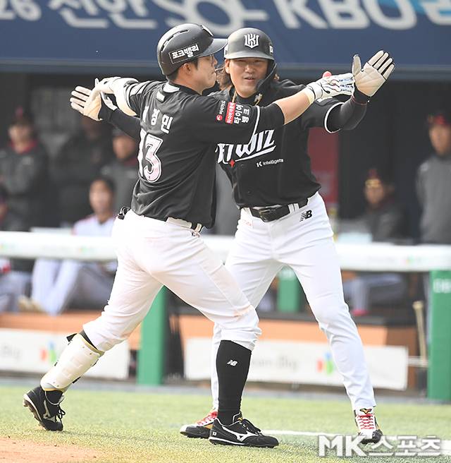 29일 서울 잠실야구장에서 ‘2026 프로야구’ KT 위즈와 LG 트윈스의 경기가 열렸다. 6회초 2사 1루에서 KT 허경민이 투런포 후 기뻐하고 있다. 사진(잠실 서울)=천정환 기자