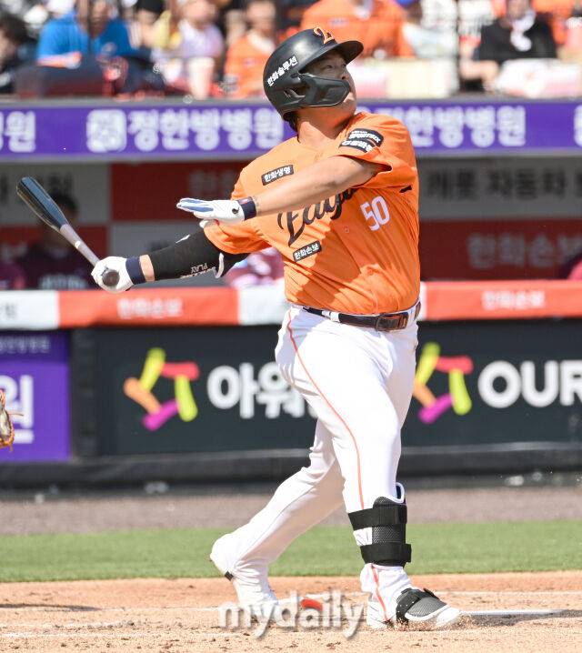 2026년 3월 28일 오후 대전 한화생명볼파크에서 열린 ‘2026 신한 SOL KBO리그' 개막전 키움 히어로즈와 한화 이글스의 경기. 한화 강백호가 1회말 2사 2.3루서 타격하고 있다./대전 = 유진형 기자