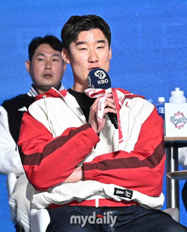 SSG 오태곤이 26일 오후 서울 잠실 롯데호텔에서 진행된 '2026 신한SOL KBO리그 미디어데이'에서 이야기를 하고 있다. '2026 신한SOL KBO리그 미디어데이'는 10개구단 감독 및 주장과 대표선수들이 참석해 2026 시즌에 대한 포부를 밝힌다. 이번 시즌에는 아시아쿼터 도입, 피치클락 단축, 비디오판독 범위 확대 등 다양한 변화가 시도된다. '2026 KBO리그'는 오는 28일 개막한다../잠실=송일섭 기자 andlyu@mydaily.co.kr