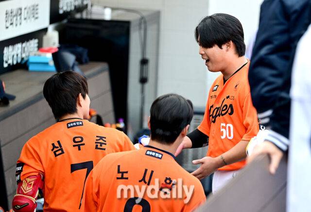 2026년 3월 28일 오후 대전 한화생명볼파크에서 열린 ‘2026 신한 SOL KBO리그' 개막전 키움 히어로즈와 한화 이글스의 경기. 한화 심우준이 8회말 2사 1.2루서 동점 3점 홈런을 친 뒤 강백호의 축하를 받고 있다./대전 = 유진형 기자