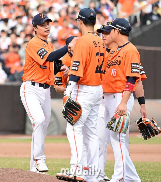 2026년 3월 29일 오후 대전 한화생명볼파크에서 열린 ‘2026 신한 SOL KBO리그' 키움 히어로즈와 한화 이글스의 경기. 한화 선발투수 왕옌청이 6회초 1사 만루서 마운드를 내려가며 야수들과 하이파이브를 하고 있다./대전 = 유진형 기자