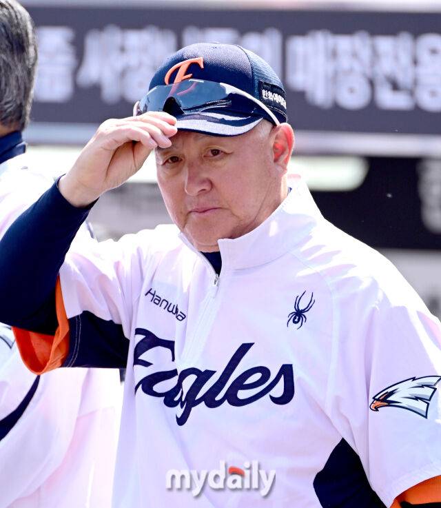 2026년 3월 29일 오후 대전 한화생명볼파크에서 열린 ‘2026 신한 SOL KBO리그' 키움 히어로즈와 한화 이글스의 경기. 한화 김경문 감독이 인사하고 있다./대전 = 유진형 기자