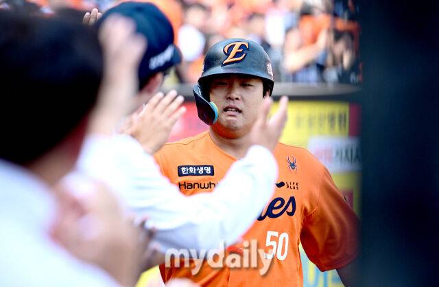 2026년 3월 29일 오후 대전 한화생명볼파크에서 열린 ‘2026 신한 SOL KBO리그' 키움 히어로즈와 한화 이글스의 경기. 한화 강백호가 3회말 무사 1루서 2점 홈런을 친 뒤 동료들의 축하를 받고 있다./대전 = 유진형 기자