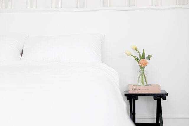 채도가 강하지 않은 색 위주로 차분하게 구성해보자. 머리맡 협탁이나 창가에 두면 자는 동안 향이 감돌아 긴장을 풀어준다. 김원철 프리랜서 기자