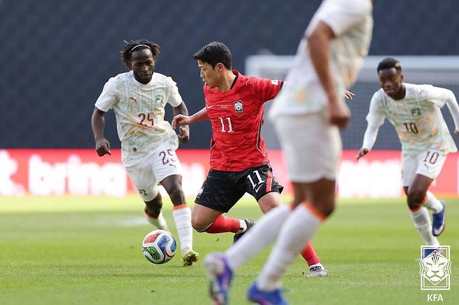 한국 축구 국가대표팀 황희찬이 28일 영국 밀턴킨스의 스타디움 MK에서 열린 코트디부아르와 평가전에서 돌파하고 있다. 대한축구협회 제공