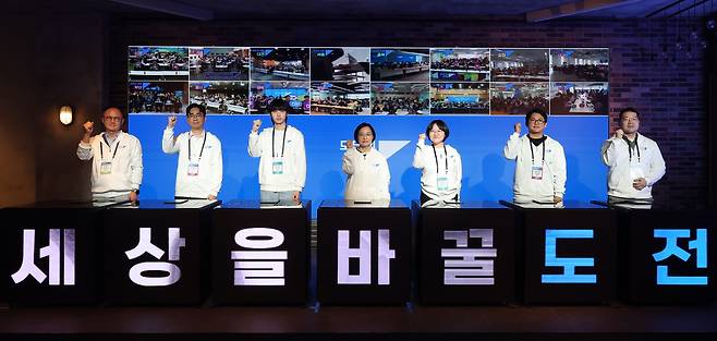 한성숙(가운데) 중소벤처기업부 장관이 25일 오후 서울 서초구 드림플러스 강남에서 열린 모두의 창업 발대식에서 참석자들과 기념촬영을 하고 있다. 뉴시스