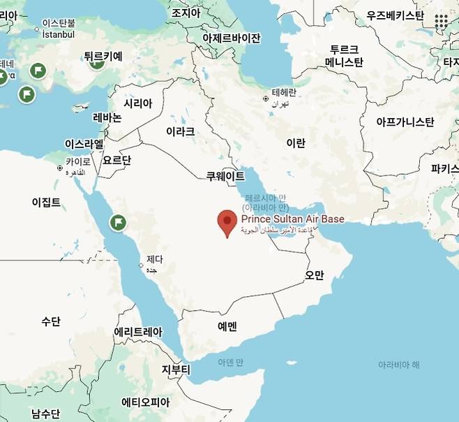 미 공군의 핵심 공중지휘통제 자산인 E‑3G 센트리 공중조기경보통제기(AWACS)가 이란의 공격으로 심각한 손상을 입은 것으로 알려졌다. 미국 군사 전문지 에어 앤드 스페이스 포스(ASF) 매거진은 익명의 미 정부 소식통과 공개출처정보(OSINT)를 종합해, 이 기지에 배치 중이던 E‑3G 가운데 최소 1대가 피격으로 손상된 것으로 보인다고 28일(현지시간) 전했다. 다만 이란 국영 프레스TV 등이 전파 중인 파손 기체 사진은 인공지능(AI) 생성 가짜일 가능성이 커, 피해 정도를 최종적으로 단정하기는 이르다. 위 사진은 프린스 술탄 공군기지 위치. 2026.3.28 구글맵