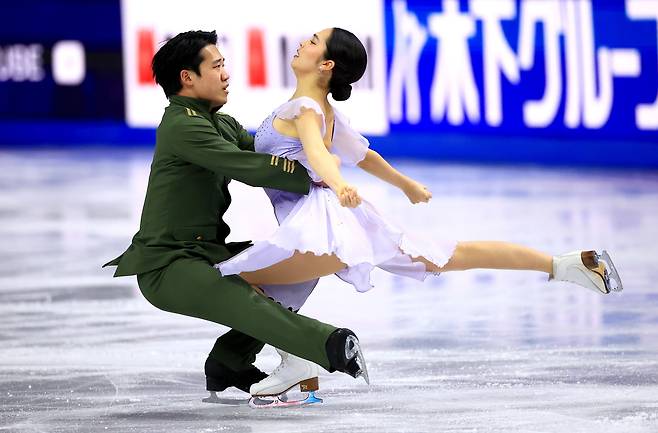 28일(현지 시간) 체코 프라하 O2 아레나에서 치러진 2026 국제빙상경기연맹(ISU) 세계선수권대회 아이스댄스 프리 댄스에서 연기를 펼치는 임해나·권예. EPA연합뉴스