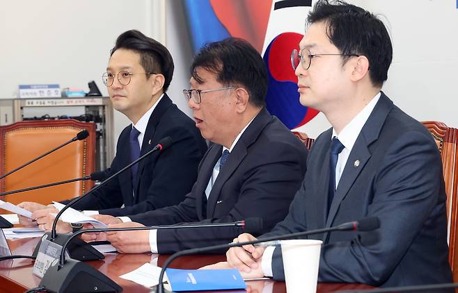 전용기 더불어민주당 의원 등이 29일 국회에서 쌍방울 대북송금 사건과 관련한 긴급 기자간담회를 열고 “검찰 수사가 객관적 증거 중심으로 진행된 것이 아니라 사건의 구조와 진술을 사전에 설정하고 피의자를 상대로 진술 설계ㆍ회유ㆍ압박을 한 것”이라며 당시 박상용 검사와 서민석 변호사 간 녹취 자료를 공개하고 있다. 왼쪽부터 전용기 의원, 전 이화영 평화부지사 변호인 서민석 변호사, 김동아 의원. 연합뉴스