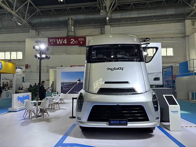 28일 중국 베이징 순이구 중국국제센터에서 열린 ‘국제 수소기술 및 장비 전시회(HEIE)’에 등장한 수소연료전지 상용차 스타트업 ‘하이봇’의 대형 수소트럭 ‘H49.