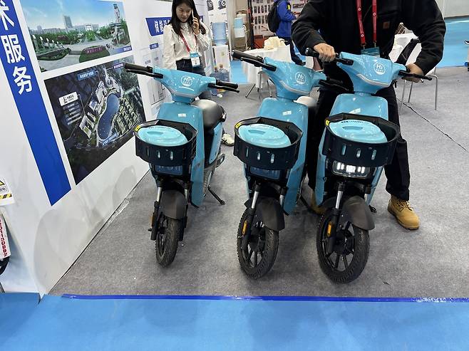 28일 중국 베이징 순이구 중국국제센터에서 열린 ‘국제 수소기술 및 장비 전시회(HEIE)’에 쓰촨성 청두에 본사를 둔 스타트업 ‘칭루 테크놀로지’의 수소 스쿠터 ‘칭마얼’의 모습.