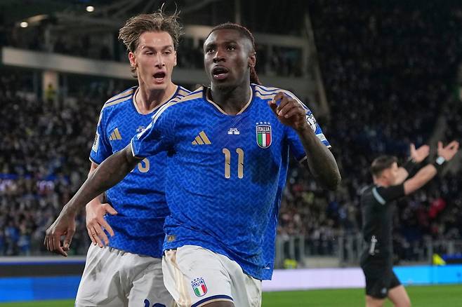 이탈리아 대표팀 모이세 킨(11번)이 27일(한국시간) 북아일랜드와 북중미월드컵 유럽 PO 패스 A 준결승서 득점 한 뒤 기뻐하고 있다. 베르가모|AP뉴시스