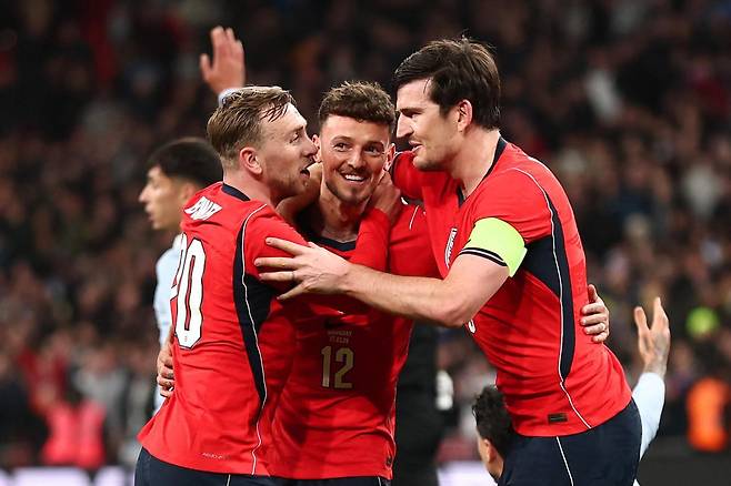 잉글랜드 대표팀 복귀한 해리 매과이어(오른쪽)가 28일(한국시간) 웸블리에서 열린 우루과이 평가전에서 선제골에 기뻐하는 모습. 사진출처|SNS