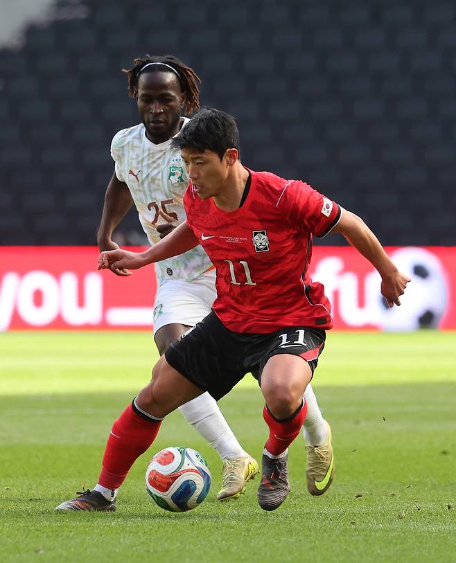 황희찬이 28일(현지시간) 영국 밀턴킨스 스타디움 MK에서 열린 코트디부아르와 평가전에서 돌파를 시도하고 있다. 연합뉴스