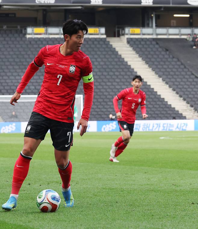 손흥민이 28일(현지시간) 영국 밀턴킨스 스타디움 MK에서 열린 코트디부아르와 평가전에서 패스할곳을 찾고 있다. 연합뉴스