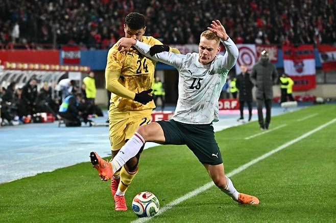 오스트리아 수비수 필립 리엔하르트(오른쪽)가 27일(현지시간) 오스트리아 빈에서 열린 가나와의 평가전 도중 가나 공격수 란스포드 예보아의 얼굴을 가격하고 있다. AFP