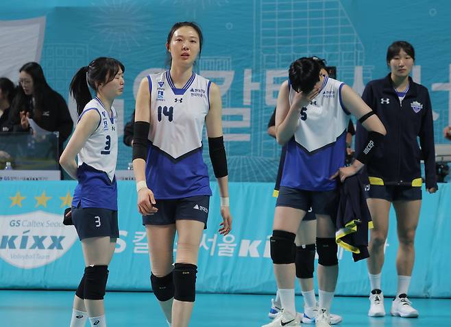 여자배구 현대건설 양효진이 28일 서울 장충체육관에서 열린 GS칼텍스와의 플레이오프 2차전에서 패배한 뒤 아쉬워하고 있다. 연합뉴스