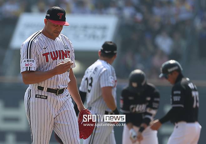 ▲ 2사 주자 없는 상황에서 시작해 7연속 출루 허용, 6타자 연속 안타로 6실점한 요니 치리노스. ⓒ곽혜미 기자