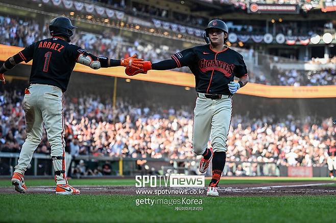 ▲ 루이스 아라에스와 하이파이브하는 이정후. 이정후가 2026년 시즌 샌프란시스코 자이언츠의 첫 득점을 올렸다. 3경기, 21이닝 만에 나온 첫 득점이다.