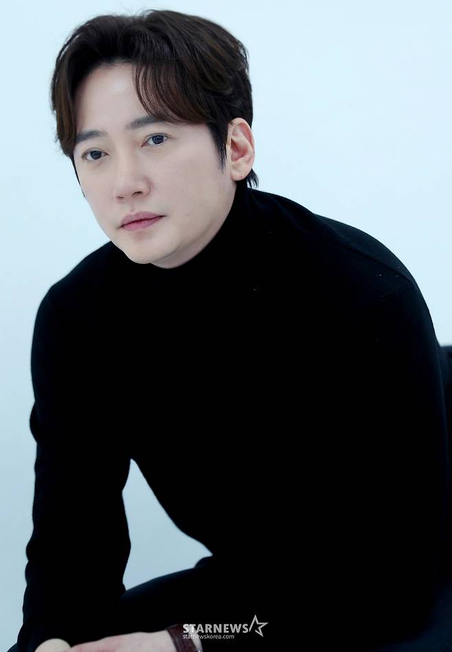 배우 이상보가 지난 10일 서울 용산구 로로엔터테인먼트에서 진행된 KBS 2TV 일일드라마 '우아한 제국' 관련 인터뷰에 앞서 포즈를 취하고 있다. /사진=김창현