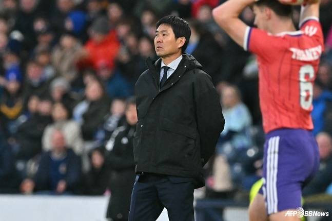 모리야스 하지메 일본 국가대표팀 감독이 29일(한국시간) 스코틀랜드 글래스고의 햄던 파크에서 열린 3월 A매치 평가전 스코틀랜드와 경기를 바라보고 있다. /AFPBBNews=뉴스1