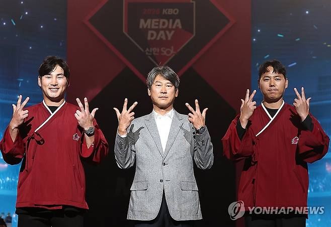 2026 신한 SOL KBO 리그 미디어데이 (서울=연합뉴스) 윤동진 기자 = 26일 서울 롯데호텔 월드에서 열린 2026 신한 SOL KBO 리그 미디어데이에서 키움 히어로즈 설종진 감독과 임지열, 하영민이 세리머니를 하고 있다. 2026.3.26 mon@yna.co.kr