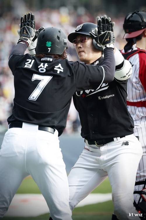 29일 서울 잠실구장에서 열린 2026 신한 SOL 뱅크 KBO리그 정규시즌 LG트윈스와의 경기서 KT 허경민이 득점한 뒤 김상수와 기뻐하고 있다. 사진=KT위즈