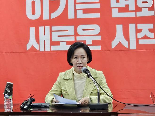 국민의힘 이인선 대구시당위원장이 30일 오후 국민의힘 대구시당 3층 회의실에서 긴급기자회견을 열고 있다.