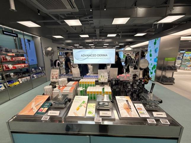 올리브영 센트럴 명동 타운 매장에 진열된 더모코스메틱 제품들/사진=김다이 기자 @neverdie